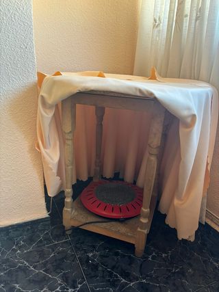 Mesa camilla con faldas y cristal protector a