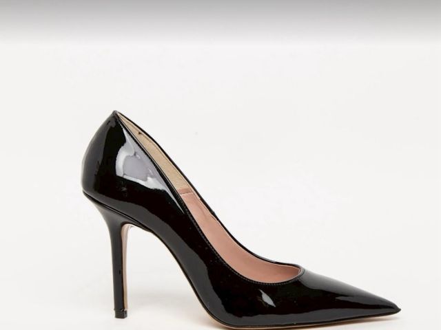 Decolletè nere di vernice e tacchi a spillo