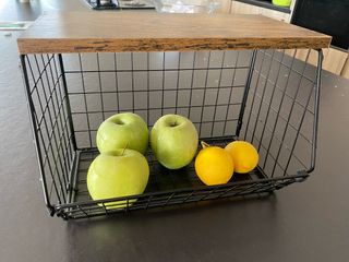 Cesta frutero de metal y madera