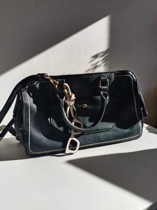 Bolso negro con costuras crema Parfois