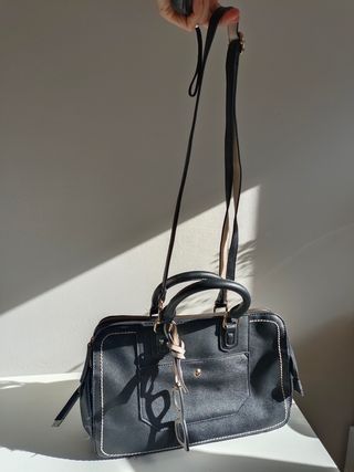 Bolso negro con costuras crema Parfois