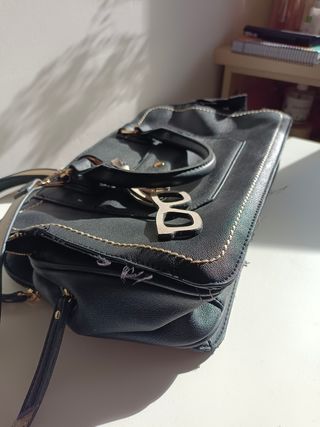 Bolso negro con costuras crema Parfois