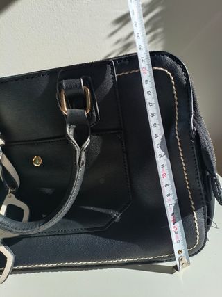 Bolso negro con costuras crema Parfois