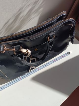 Bolso negro con costuras crema Parfois