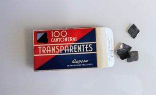 Cajita antigua de cantoneras para fijar fotos.