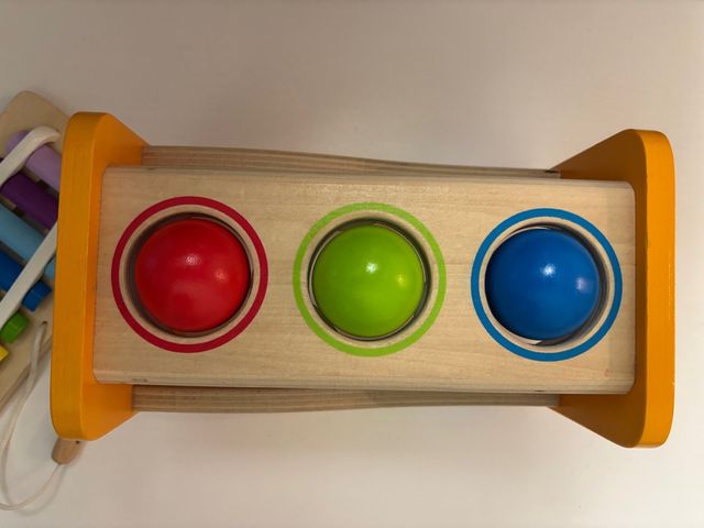 Xilófono y golpea pelotas de la marca Hape