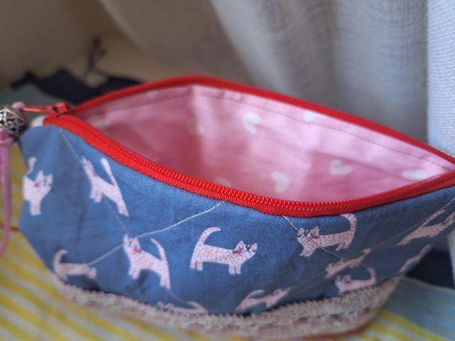 Neceser de patchwork con gatos y encaje