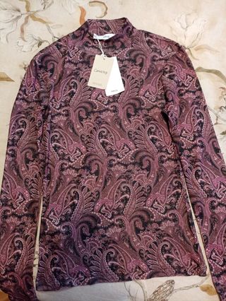Camiseta estampada cuello alto