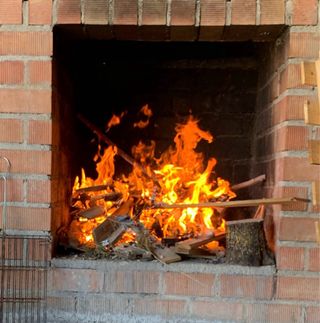 Leña para barbacoa o chimenea.