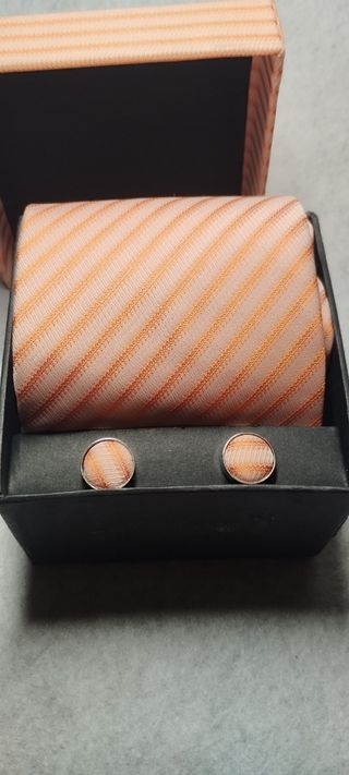 Corbata y Gemelos.