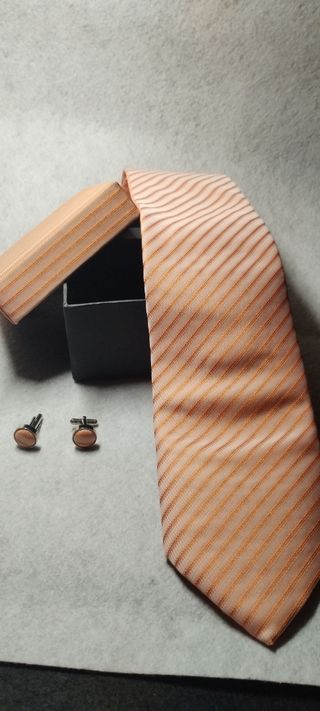Corbata y Gemelos.