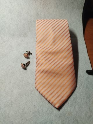 Corbata y Gemelos.