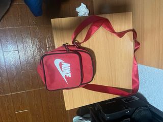 Rinonera nike blanca i roja como nueva