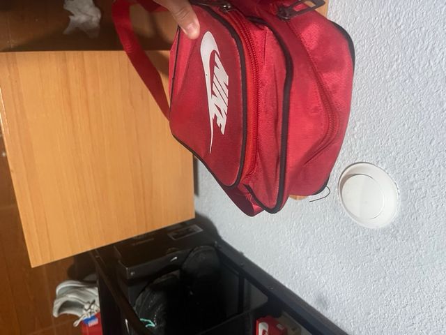 Rinonera nike blanca i roja como nueva