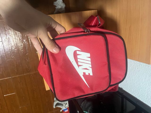 Rinonera nike blanca i roja como nueva