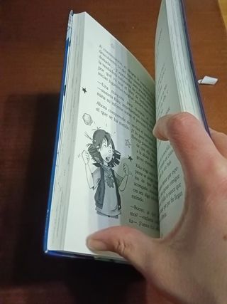 Kika Superbruja y el libro de hechizos (Kika Superbruja / Kika Super Witch) (Spanish Edition)