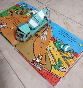 Gato y Perro en las obras. Libro Pop Up