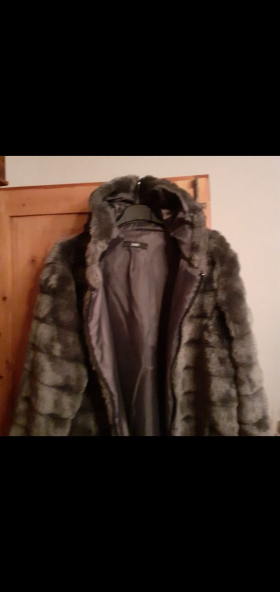 Pellicciotto grigio con cappuccio 