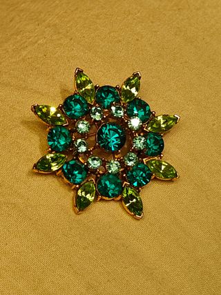 Broche cristal de Swarovski de segunda mano por 50 EUR en Leganés Broche cristal de Swarovski de segunda mano por 50 EUR en Leganés