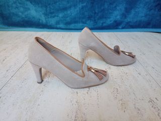 Zapatos de tacón beige con borla REBAJADO