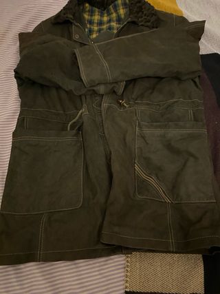 Chaqueta de piel de cordero, color verde oscuro.