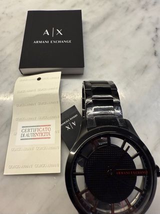 Reloj analógico Armani negro, correa metálica.