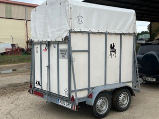 Vans de dos caballos.