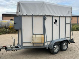 Vans de dos caballos.