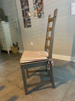 Mesa y 6 sillas de comedor.