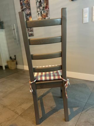 Mesa y 6 sillas de comedor.