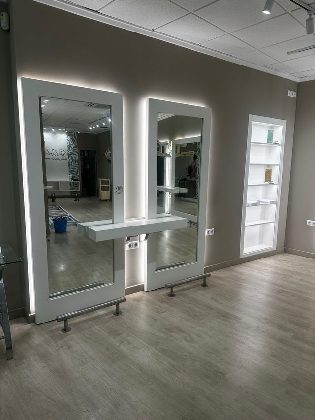 2 Espejos tocadores o aparadores.