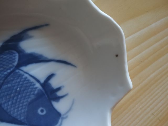 Piattino a forma di conchiglia con carpa disegnata