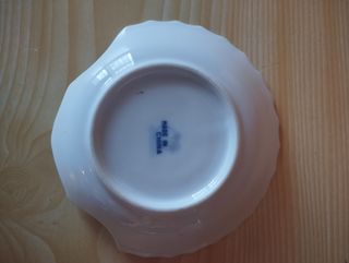 Piattino a forma di conchiglia con carpa disegnata