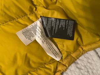 Plumas The North Face amarillo