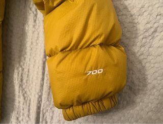 Plumas The North Face amarillo