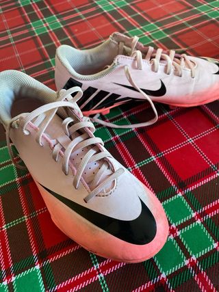 Botas de fútbol Nike rosas 35