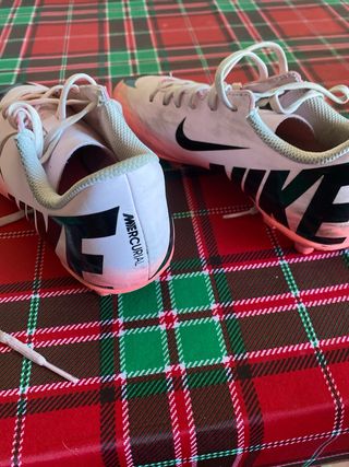 Botas de fútbol Nike rosas 35