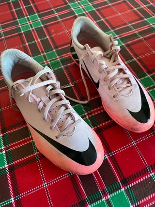Botas de fútbol Nike rosas 35