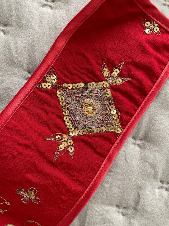 Cinturón fajín rojo con lentejuelas doradas