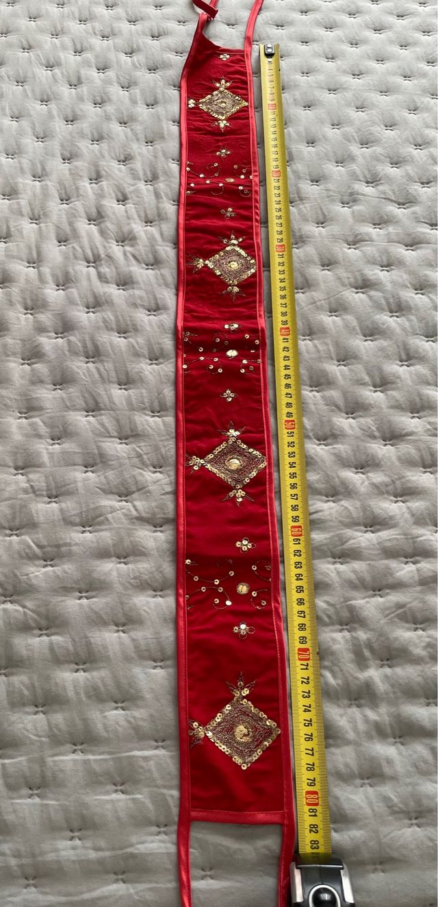 Cinturón fajín rojo con lentejuelas doradas