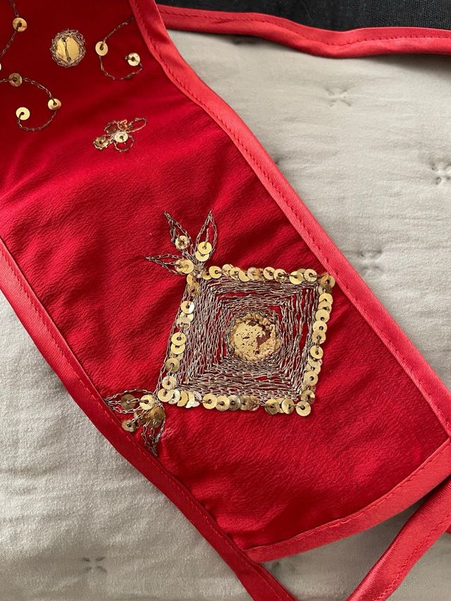Cinturón fajín rojo con lentejuelas doradas