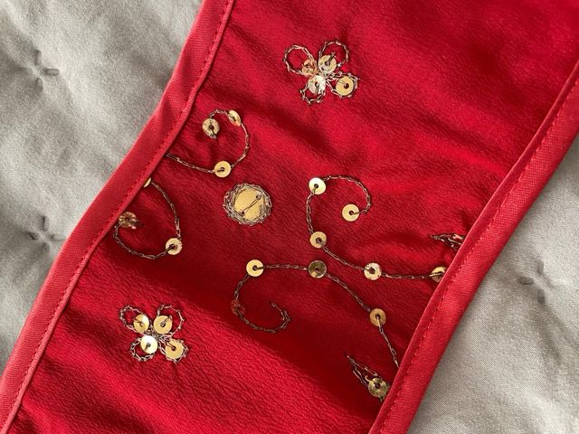 Cinturón fajín rojo con lentejuelas doradas