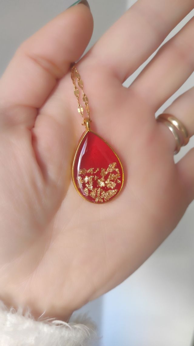 Collana con ciondolo a goccia