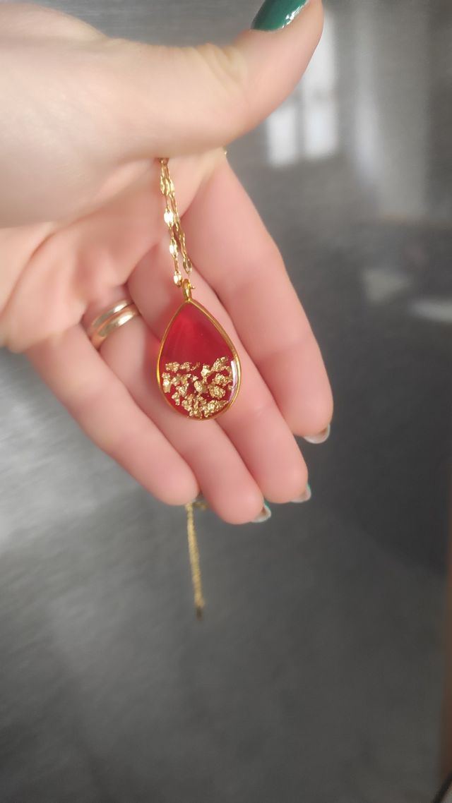 Collana con ciondolo a goccia