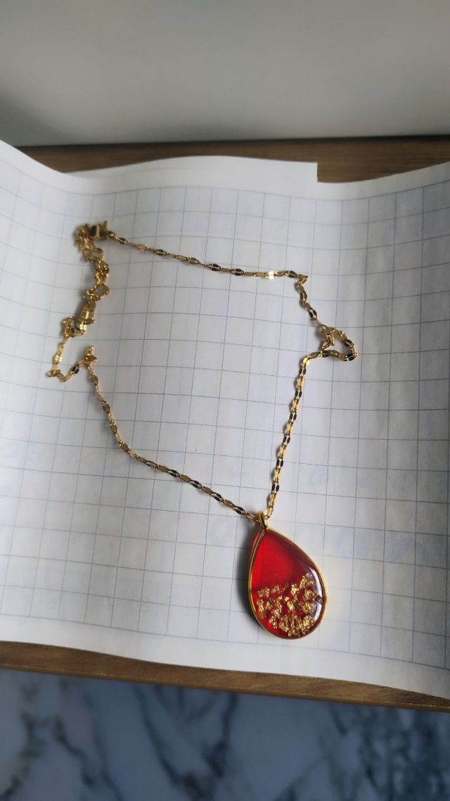 Collana con ciondolo a goccia