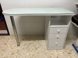Scrivania/tavolo per manicure