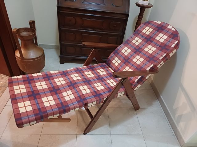 Poltrona in legno reclinabile e allungabile