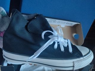 Converses nuevas en su caja