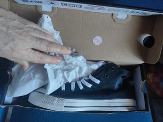 Converses nuevas en su caja
