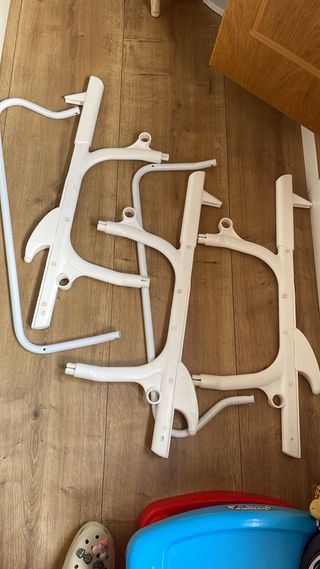 Bañera de bebé con cambiador plegable para bañera.